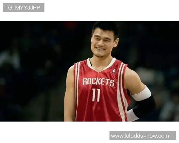 姚明在赛场上用毛巾擦汗的瞬间引发的篮球情感与回忆